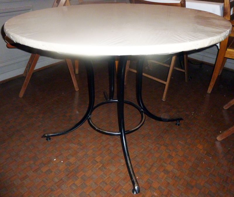 TABLE RONDE PIETEMENT QUADRIPODE METAL. DIAMETRE: 100 CM.