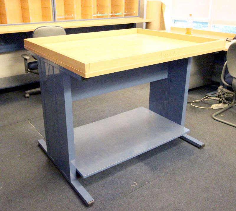 TABLE A TRI. BOIS COULEUR HETRE ET METAL BLEU. DIM : 96 X 120 X 100 CM. RDC LOCAL COURRIER.