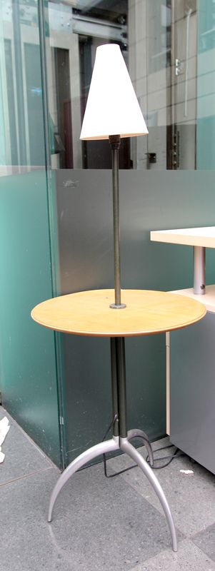 TABLE PLATEAU CIRCULAIRE EN BOIS CLAIR, 3 PIEDS METAL, MONTEE EN LAMPE. DIAMETRE : 43 CM. HAUTEUR: 56 CM. LOT VENDU A L'UNITE AVEC FACULTE DE REUNION.