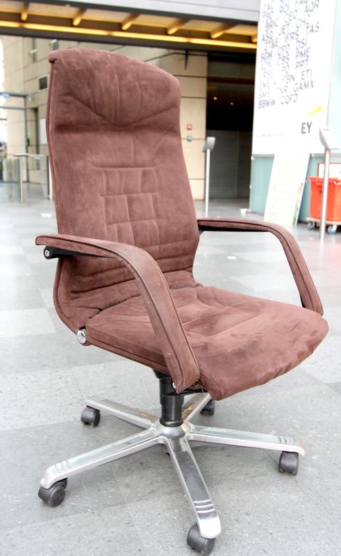 FAUTEUIL DE DIRECTION, DE MARQUE GIRSBERGER, ASSISE ET DOSSIER A GARNITURE NUBUK DE COULEUR CHOCOLAT. PIETEMENT METAL. QUANTITE : 58 UNITES. LOT VENDU A L'UNITE AVEC FACULTE DE REUNION.