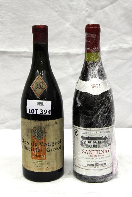 DEUX BOUTEILLES UNE BOUTEILLE CLOS DE VOUGEOT L'HERITIER GUYOT DIJON 1952. ETIQUETTE SALE. NIVEAU VIDANGE. UNE BOUTEILLE SANTENAY CLOS ROUSSEAU 1991.