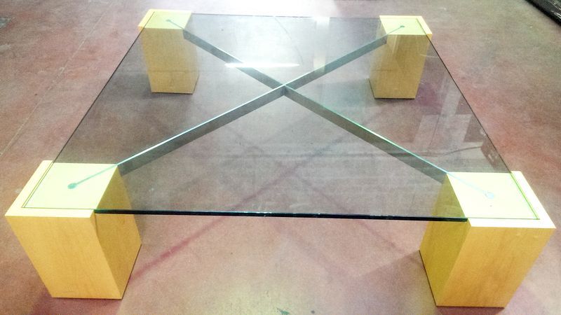 TABLE BASSE CARREE A PLATEAU EN VERRE ET PEITEMENT EN BOIS CLAIR. DIM: 150 x 150 x 41 CM.