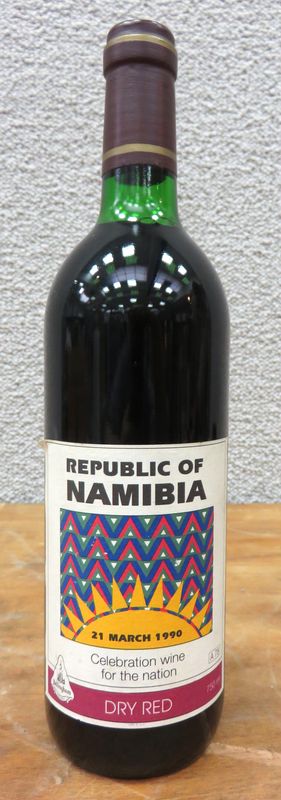 1 BOUTEILLE REPUBLIC OF NAMIBIA VIN ROUGE 1990 DU 21/03/1990. NIVEAU BAS GOULOT. EXA831/043. LOT EXONERE DE TVA.