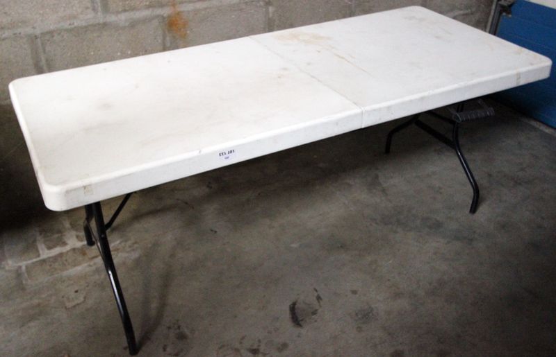 TABLE PLIANTE PORTATIVE EN PVC ET METAL. HAUTEUR :74  LARGEUR :180 PROFONDEUR : 75 CM.