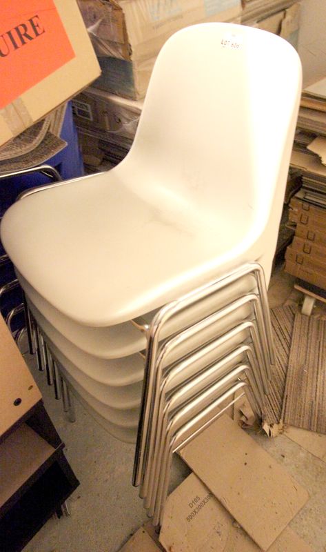 6 CHAISES EMPILLABLES EN PVC GRIS ET PIETEMENT METAL. -2 LOCAL AU FOND DU COULOIR.