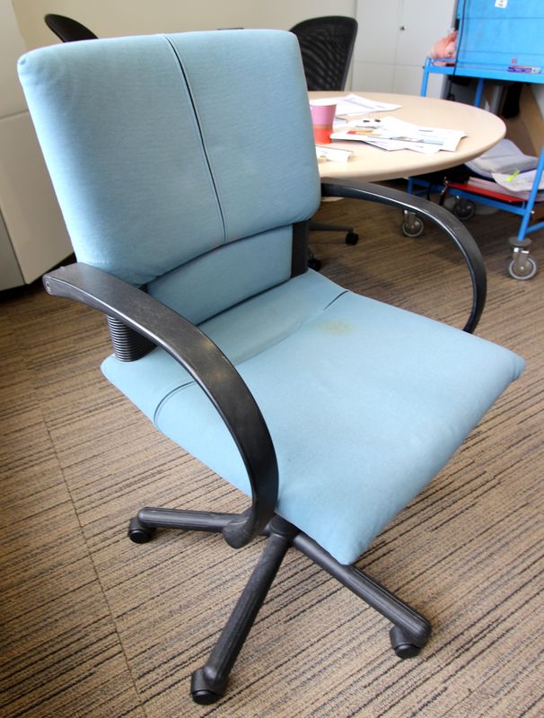 FAUTEUIL SUR ROULETTES DE MARQUE VITRA, A GARNITURE DE TISSU DE COULEUR VERT D'EAU. PIETEMENT ETOILE. QUANTITE : 56 UNITES. LOT VENDU A L'UNITE AVEC FACULTE DE REUNION.