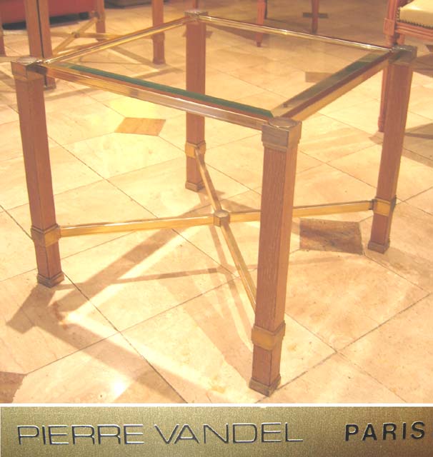 LOT DE 5 TABLES BASSES CARREES EN CHENE CERUSE ET VERRE BISEAUTE FABRIQUEES PAR "PIERRE VENDEL, PARIS". 2 SANS VERRE.