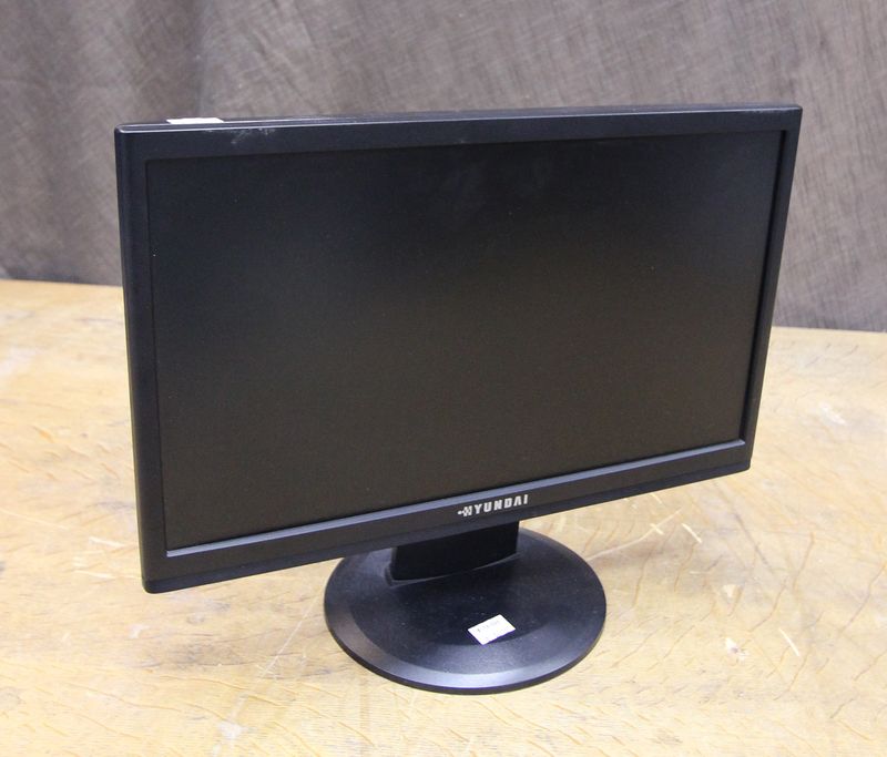 ECRAN LCD DE MARQUE HYUNDAI MODLE X96W 18 POUCES/47 CM.