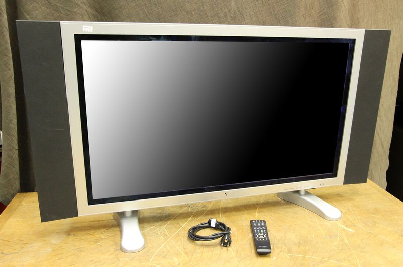 TELEVISION LCD DE MARQUE SHARP. MODELE SENSYPDP42NESI. ECRAN DE 42 POUCES. AVEC HAUTS PARLEURS LATERAUX  AVEC DOUBLE SUPPORT.