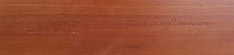 LLOYD WRIGHT FRANK (1867-1959), TABLE BASSE EN CERISIER NATUREL A PLATEAU CARRE, MODELE 610 ROBIE 2, EDITEUR : CASSINA, NUMEROTEE. DIM : 42 X 90 X 90 CM. 7EME ETAGE CLUB CAMBON.