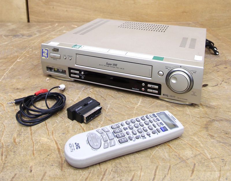 MAGNETOSCOPE  VHS DE MARQUE JVC  MODELE HR-S7500MS  AVEC TELECOMMANDE ET CABLE.