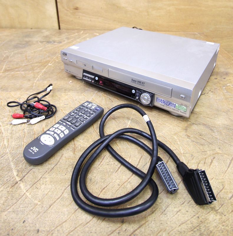MAGNETOSCOPE  VHS DE MARQUE JVC MODELE HR-DVS3  AVEC TELECOMMANDE ET CABLE ET PRISE PERITEL.