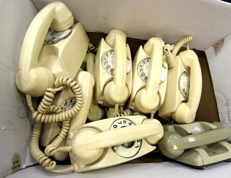 12 COMBINES TELEPHONIQUE VINTAGE EN ABS BLANC, 1 EN ABS VERT. PROVENANCE HOTEL MARIGNY. CICA 1960.