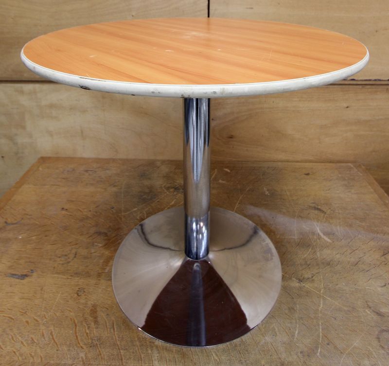 GUERIDON A PLATEAU ROND DE 80 CM DE DIAMETRE EN BOIS STRATIFIER REPOSANT SUR PIETEMENT EN METAL CHROME. HAUTEUR 73 CM. USURES ET ALTERATIONS SUR CERTAINS PLATEAUX. VENDU A L'UNITE AVEC FACULTE DE REUNION.