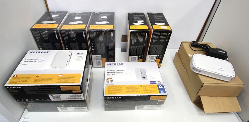 3 SWITCH 8 PORTS MODELE FS608  DE MARQUE NETGEAR .  2 SWITCH 5 PORTS MODELE FS605 . 2 SWITCH GB 5 PORTS DONT 2 GS 605. SOUS EMBALLAGE D'ORIGINE. ON Y JOINT UN ADAPTATEUR DE RESEAU NETGEAR MODELE XET 1001 ET 2 MODEMS ADSL DM 111 P.