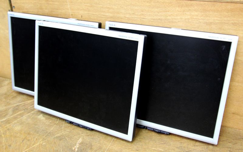 3 ECRAN LCD DE MARQUE NEC MODELE MULTI SYNC LCD 1770NX. ECRAN 17 POUCES. LOT DE 3.