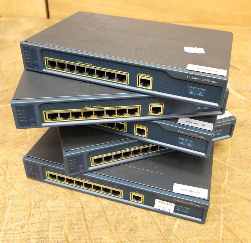 5 SWITCH DE MARQUE CISCO SYSTEM MODELE CATALYST 2940.