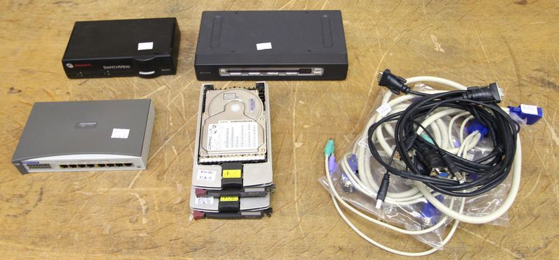 3 SWITCHS DE MARQUE AVOCENT,  HP MODELE PROCURVE 408j4097C, BELKIN MODELE F1DA104T ET 2 DISQUES DURS SUR CHASSIS POUR SERVEUR DE MARQUE COMPAQ 36.4 GB 10K WU-3. ON Y JOINT DES CABLES VGA.