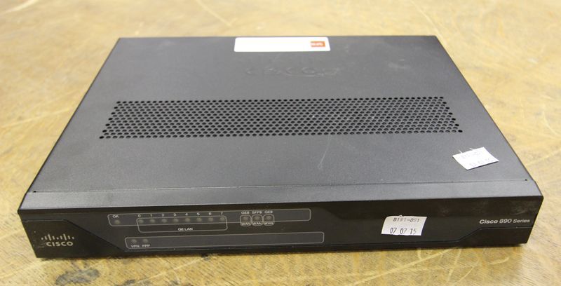 SWITCH 8 PORTS DE MARQUE CISCO MODEL 890 FSP SERIE.