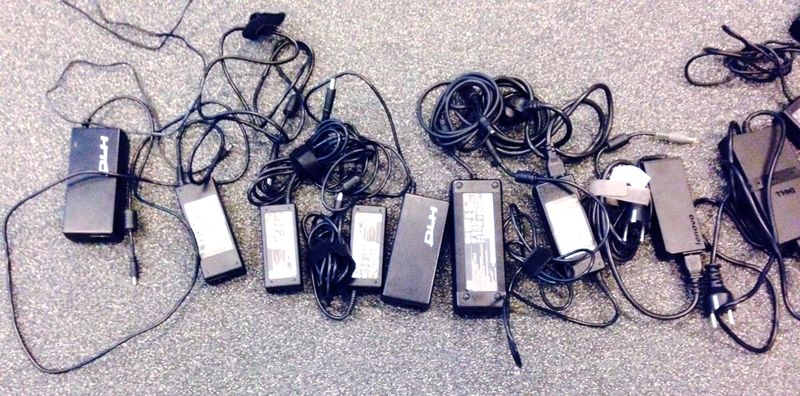 60 CHARGEURS SECTEUR USB, MINI-USB ET MICRO USB ET ALLIMENTATIONS POUR ORDNATEURS PORTABLES. MEUDON.