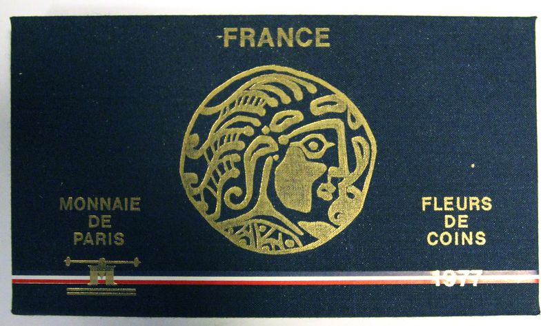 LOT 24. COFFRET DE MONNAIE DE FLEURS DE COINS ANNEE 1977 DE LA MONNAIE DE PARIS. 1 COFFRET