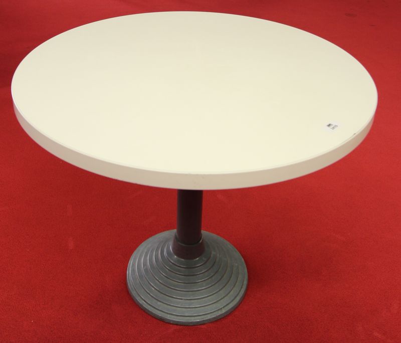 LOT 2415. 32 TABLE RONDE PLATEAU BEIGE ET PIETEMENT METALLIQUE. DIMENSIONS : 72 X 91 CM.  BATIMENT Y - 1ER ETAGE.