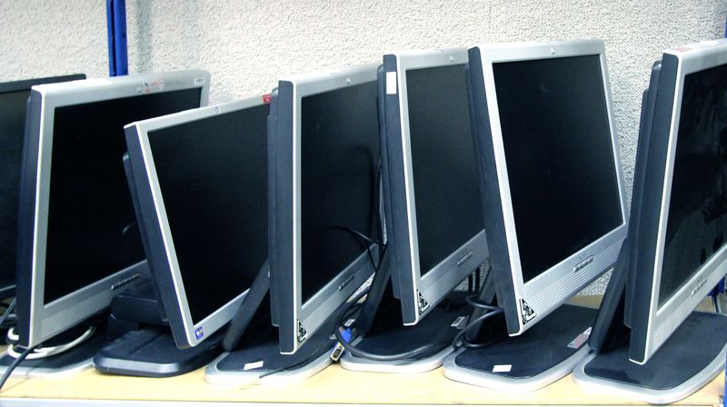 6 ECRANS LCD DE 19 POUCES DE MARQUE HP.