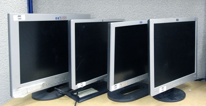 4 ECRANS LCD DE DE 20, 19 ET 18 POUCES DE MARQUE HP DONT : MODELE LP 2065, MODELE L1906, MODELE 2025 ET MODELE 1825.