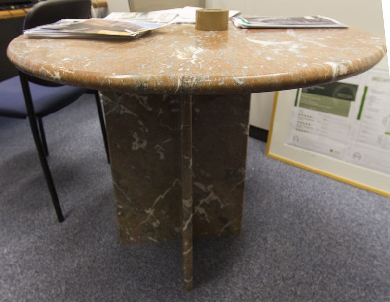 TABLE RONDE EN MARBRE ROUGE VEINE GRIS ET BLANC REPOSANT SUR SON PIETEMENT EN X. DIMENSIONS : 75 X 100 CM.
2617