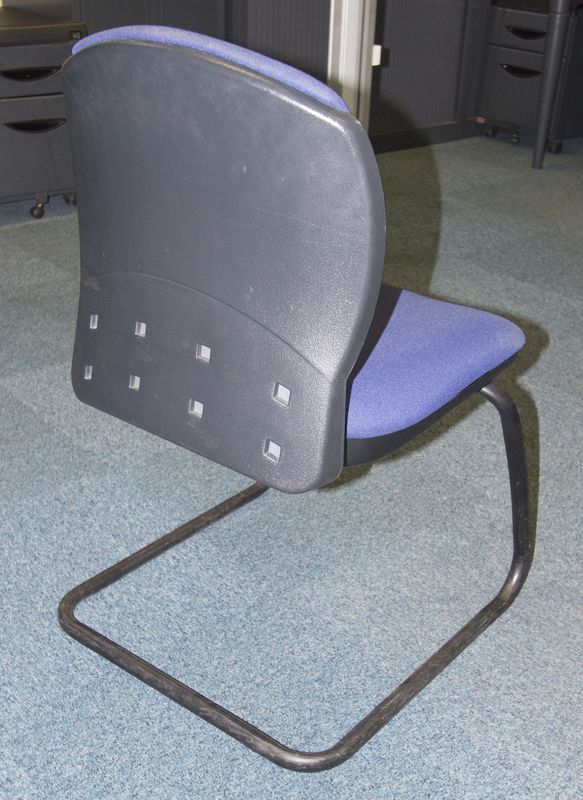 CHAISE DE REUNION DE MARQUE EUROSIT, PIETEMENT METALLIQUE LAQUE NOIR EN PORTE A FAUX, GARNIE DE TISSU BLEU. LOT VENDU A L'UNITE AVEC FACULTE DE REUNION. QUANTITE : 612 UNITES.
DISPONIBLE A PARTIR DU 2 MAI SUR RDV.