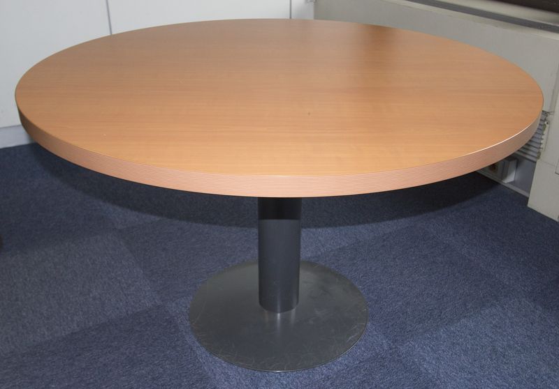 TABLE DE REUNION RONDE DE MARQUE SANSEN, PLATEAU DE COULEUR HETRE, PIED METALLIQUE LAQUE GRIS. DIAMETRE : 120 CM. LOT VENDU A L'UNITE AVEC FACULTE DE REUNION. QUANTITE : 106 UNITES
DISPONIBLE A PARTIR DU 2 MAI SUR RDV.