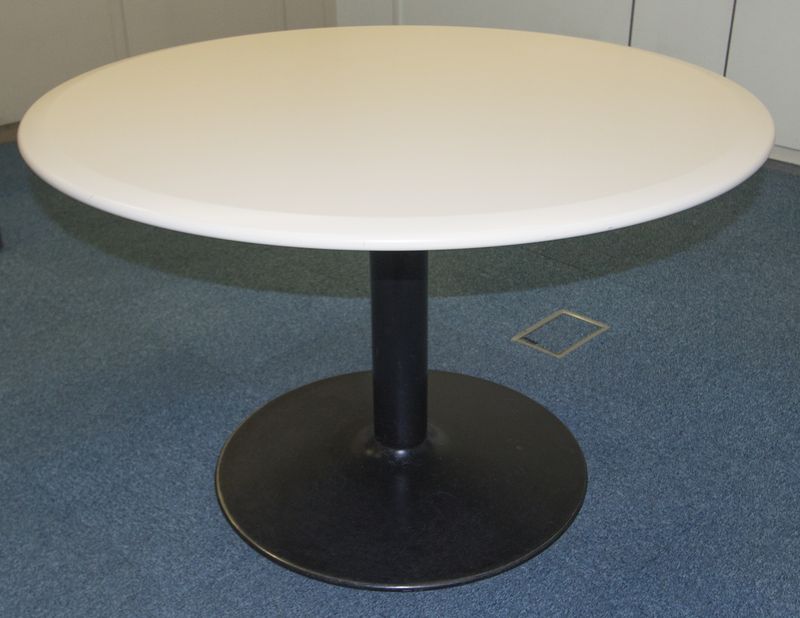 TABLE DE REUNION RONDE, PLATEAU DE COULEUR BEIGE, PIETEMENT METALLIQUE LAQUE NOIR. DIAMETRE : 115 CM. LOT VENDU A L'UNITE AVEC FACULTE DE REUNION. QUANTITE : 2 UNITES.
DISPONIBLE A PARTIR DU 2 MAI SUR RDV.