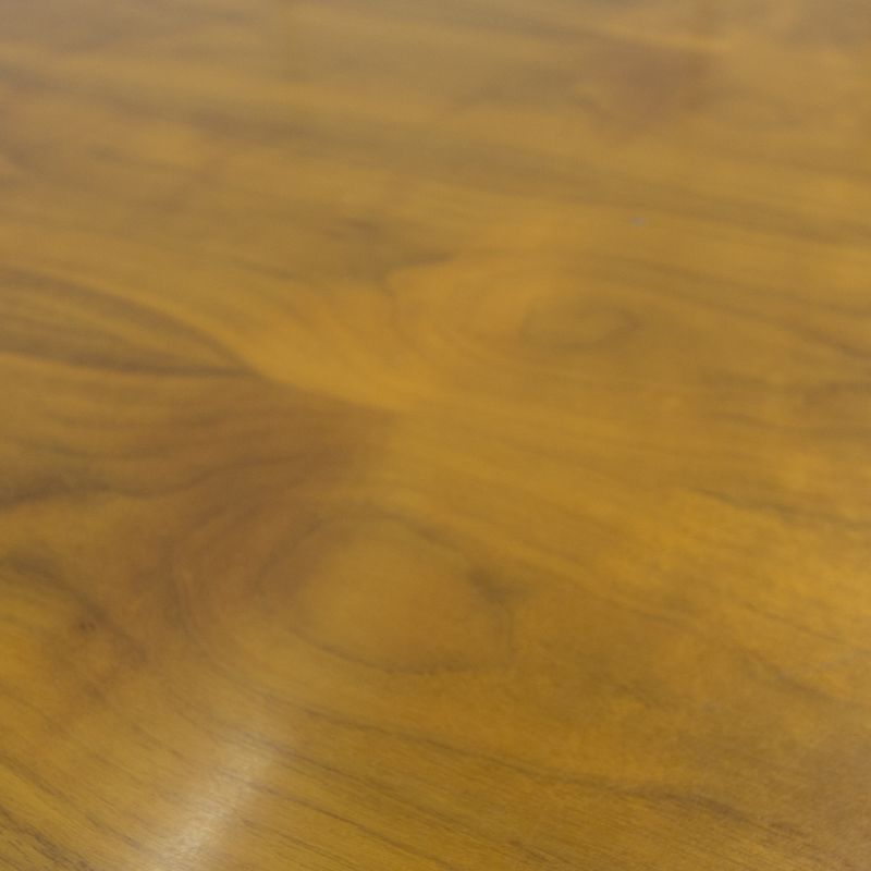 TABLE RONDE A PLATEAU EN CHENE VERNIS REPOSANT SUR UN PIETEMENT EN ETOILE EN ALUMINIUM CHROME. DIAMETRE : 90 CM.
2447