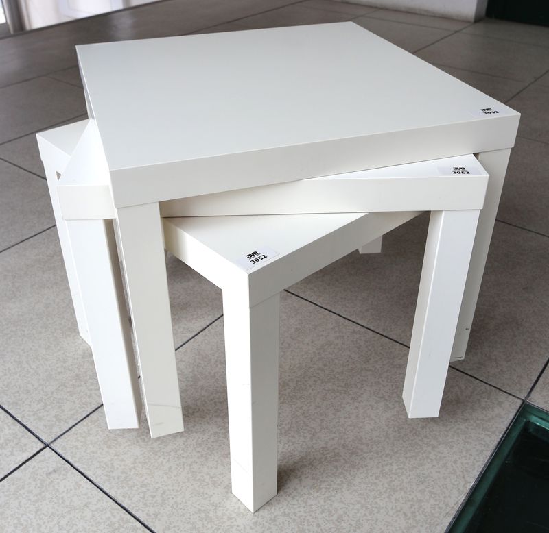 3 TABLES BASSES CARREES DE MARQUE IKEA MODEL LACK, BLANCHES. DIMENSIONS : 45 X 55 X 55 CM. TA 220