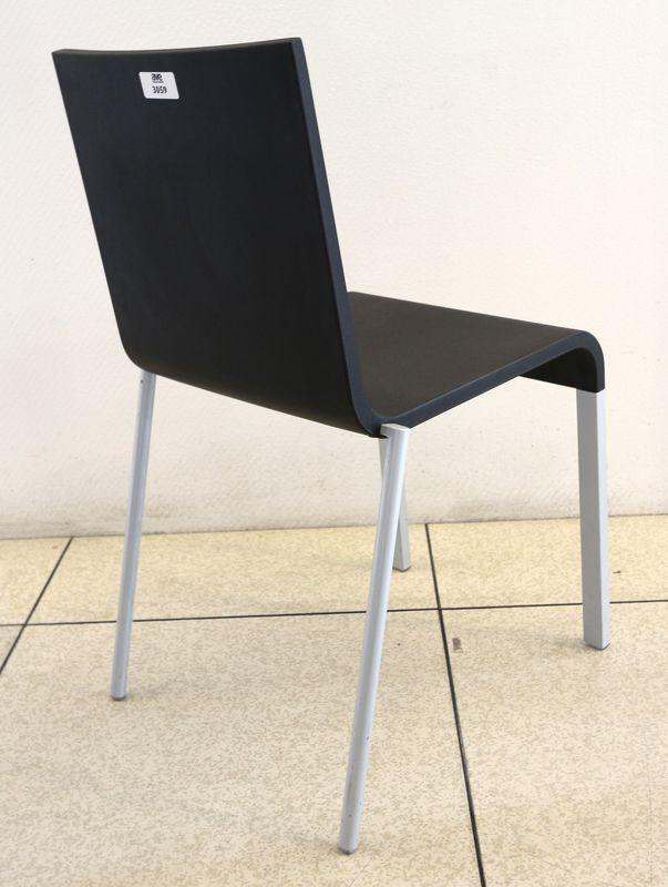 6 CHAISES .03 DESIGN MARTEEN VAN SEVEREN, PIETEMENT LAQUE GRIS, ASSISE NOIR. 
TA 220