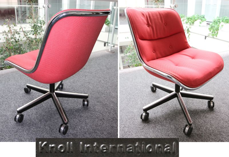 4 EXECUTIVE CHAIR DESIGN CHARLES POLLOCK EDITION KNOLL INTERNATIONAL, PIETEMENT CHROME A CINQ BRANCHES A ROULETTES, GARNIES DE TISSU ROUGE A RAYURES. DIMENSIONS : 82,5 X 60 X 70 CM. 
TA 220