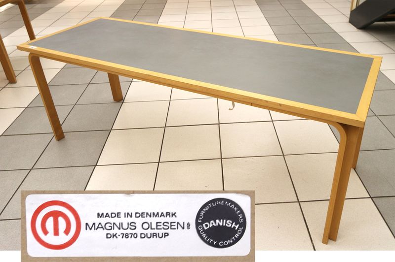 2 TABLES RECTANGULAIRE EN BOIS ET PLATEAU BLEU, DE MARQUE MAGNUS OLESEN. DIMENSIONS : 73 X 200 X 70 CM.
BATIMENT T