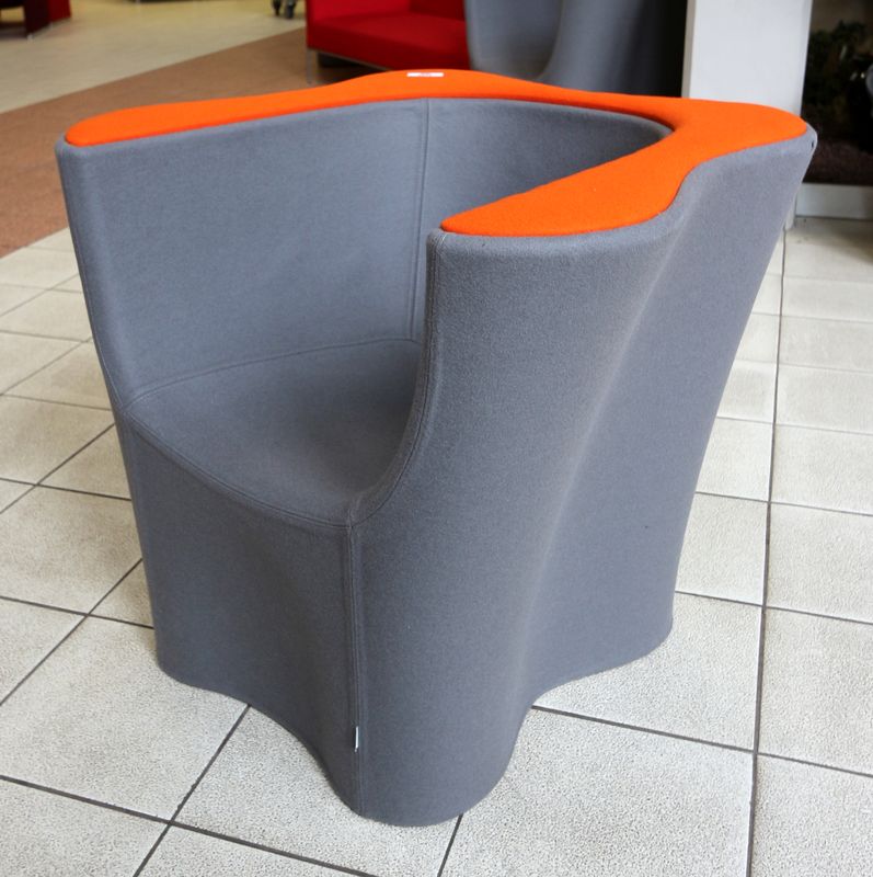 6 FAUTEUILS FELICEROSA DESIGN KARIM RASHID EDITION FELICEROSSI. STRUCTURE POLYETHYLENE RECOUVERTE DE TEXTILE KVADRAT DE COULEURS GRISE ET ORANGE. HAUTEUR 70 CM X LARGEUR 85 CM X PROFONDEUR 73 CM. QUANTITE 6. BATIMENT TA220.