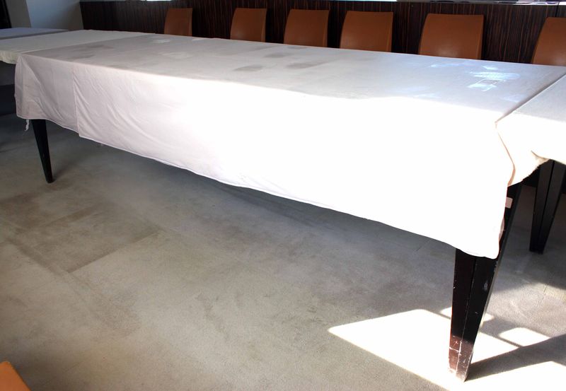 TABLE DE RESTAURANT, PLATEAU EN BOIS DE FORME CARREE. DIM : 75 X 240 X 90 CM. 8EME BAR.