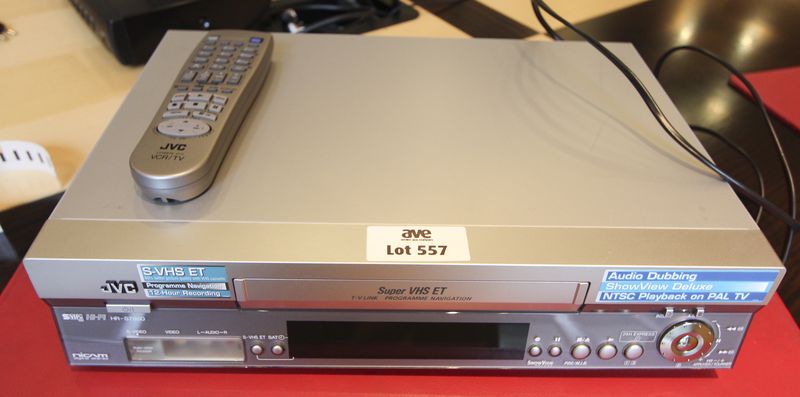 MAGNETOSCOPE VHS DE MARQUE JVC MODELE HR-S7850. VENDU AVEC SA TELECOMMANDE.  EN L'ETAT, NON TESTE.