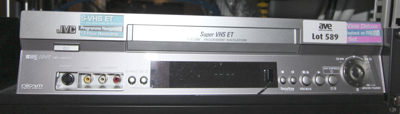 MAGNETOSCOPE VHS DE MARQUE JVC MODELE HR-S6850. VENDU AVEC SA TELECOMMANDE.  EN L'ETAT, NON TESTE.
REGIE CONSEIL