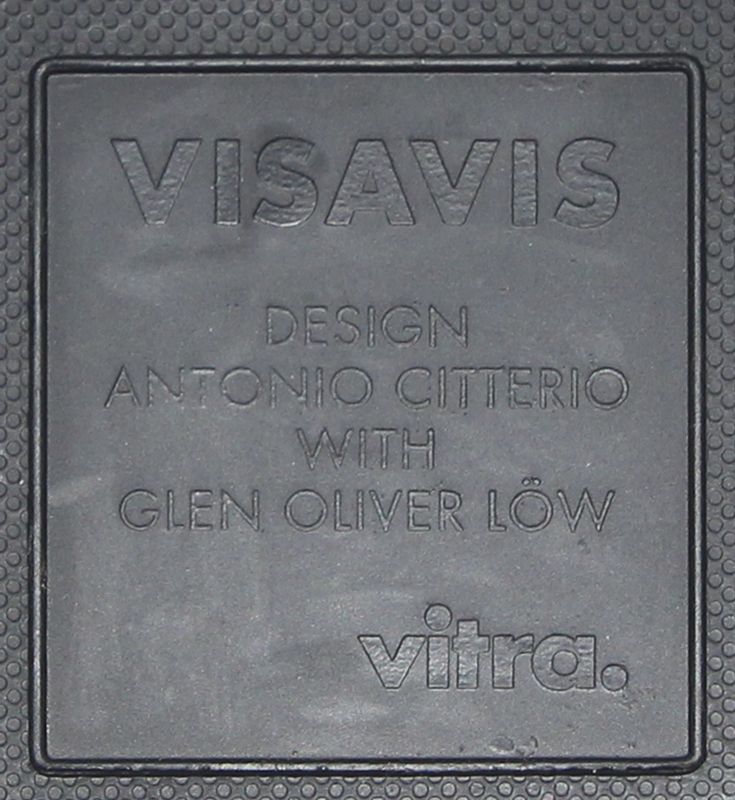 PAIRE DE FAUTEUILS DE REUNION EDITION VITRA MODELE VISAVIS DESIGNER EUGENIO CITTERIO, ASSISES GARNIES DE TISSU NOIR. DIMENSIONS : 80 X 55 X 55 CM.