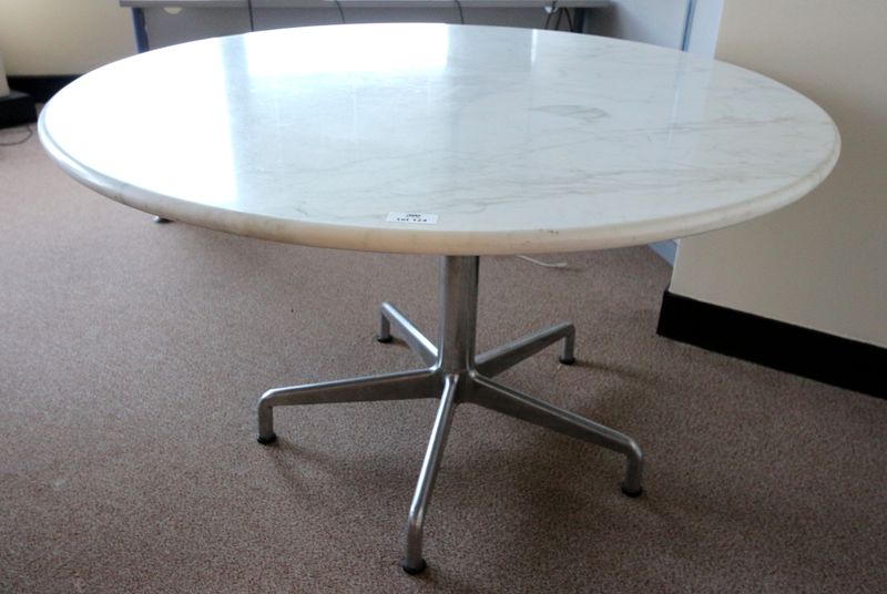 TABLE RONDE A PLATEAU DE MARBRE BLANC VEINE GRIS, PIETEMENT EN METAL BROSSE. DIMENSIONS : 74 X 131 CM.
D351