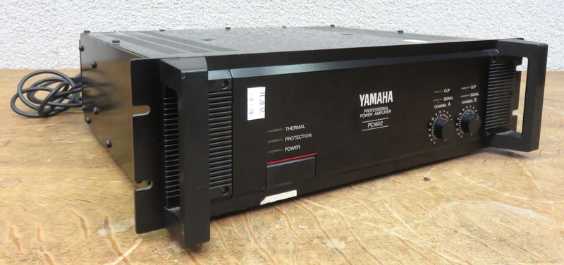 AMPLIFICATEUR PRO DE MARQUE YAMAHA MODELE PROFESSIONAL POWER AMPLIFIER PC-1602.