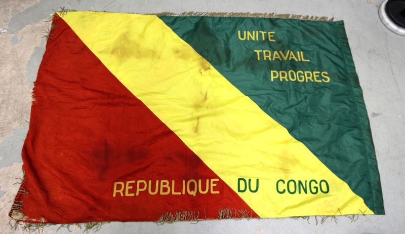 DRAPEAU "REPUBLIQUE DU CONGO-UNITE TRAVAIL ET PROGRES". 100 X 210 CM. ALTERATIONS ET SALISSURES.