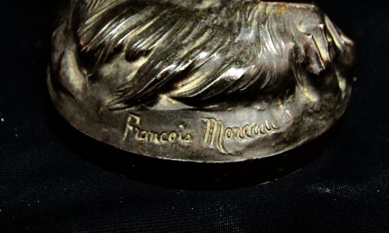 FRANCOIS MOREAU (1858-1931). "LA MADELON". SCULPTURE EN REGULE A PATINE BRUNE REPOSANT SUR TERRASSE HERBEUSE TITREE ET SIGNEE. TIRAGE DU XXEME SIECLE. 40 X 18 CM.