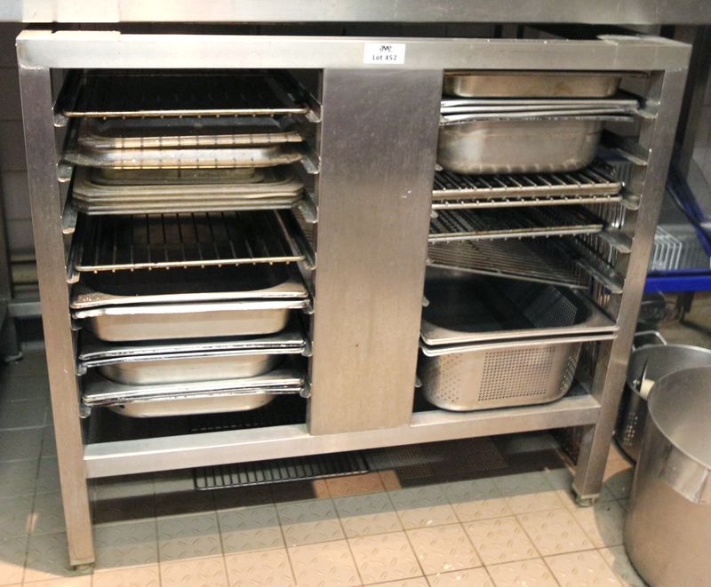 SUPPORT POUR PLAQUE ET GRILLE EN INOX ALIMENTAIRE. DIMENSIONS : 80 X 90 X 60 CM.
SOUS-SOL VIENNOISERIE.