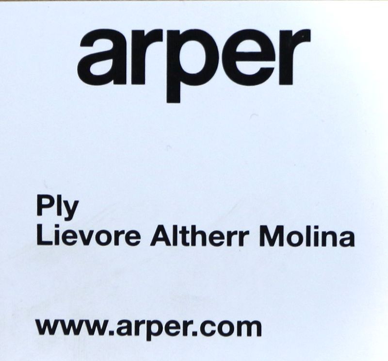 LIEVORE - ALTHERR - MOLINA
TABLE BASSE TRIANGULAIRE EN BOIS MULTICOUCHE CHENE CLAIR MODELE PLY.
EDITION ARPER.
DIMENSIONS : 36 X 93 X 99 CM.
PRIX CATALOGUE : 1098 EUROS