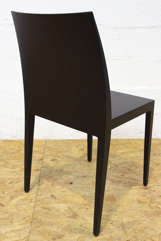 LUDOVICA & ROBERTO PALOMBA
CHAISE MODELE ANNA COULEUR WENGE.
EDITION CRASSEVIG, 1997.
DIMENSIONS : 86 X 47 X 50 CM.
LEGERS ACCIDENTS. PRIX CATALOGUE : 400 EUROS.