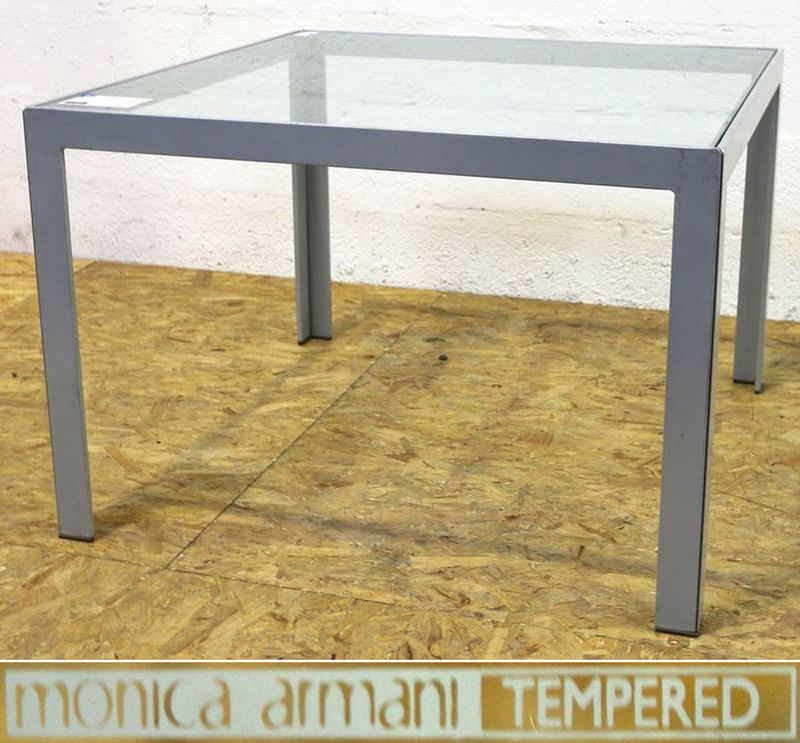 MONICA ARMANI
TABLE BASSE CARREE, STRUCTURE EN ACIER LAQUE GRIS ET PLATEAU DE VERRE.
EDITION B&B.
DIMENSIONS : 60 X 87,5 CM.
